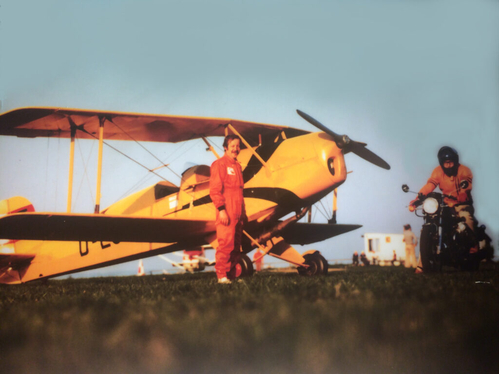 Bücker-Flugzeug am Flugplatz Egweil